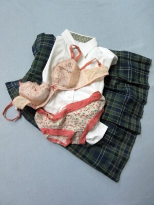 『脱ぎっぱなし』 制服＆下着