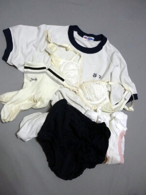 『脱ぎっぱなし』 体操服・ブルマー&未洗濯の下着