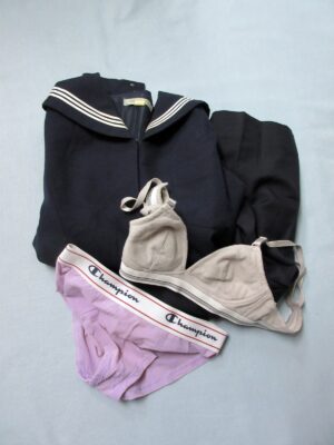 脱ぎっぱなしの制服＆下着