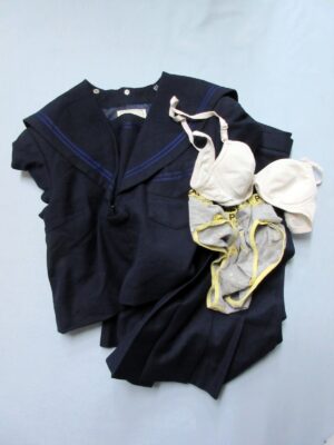 『脱ぎっぱなし』 制服＆下着