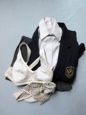 脱ぎっぱなしの制服＆下着