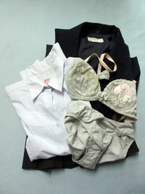 『脱ぎっぱなし』 制服&下着