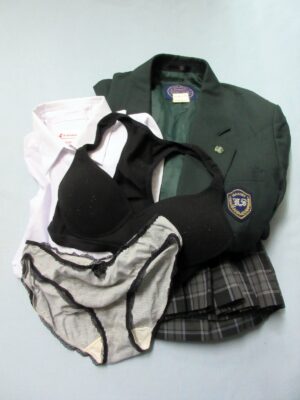 『脱ぎっぱなし』 制服&下着
