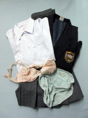 『脱ぎっぱなし』 制服&下着
