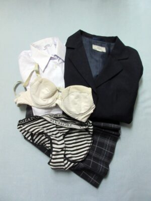 『脱ぎっぱなし』 制服&下着