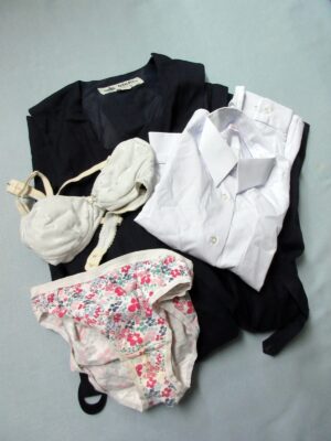 『脱ぎっぱなし』 制服&下着