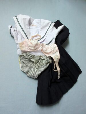 『脱ぎっぱなし』 制服＆下着