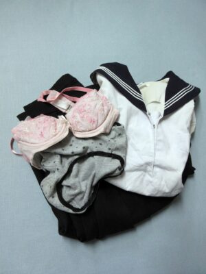 『脱ぎっぱなし』 制服＆下着