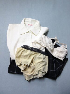 『脱ぎっぱなし』 制服＆下着