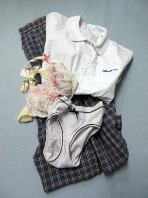 『脱ぎっぱなし』 制服＆下着