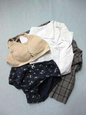 『脱ぎっぱなし』 制服＆下着