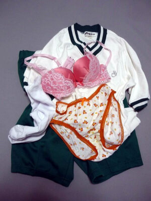 『脱ぎっぱなし』 体操服・ハーフパンツ&未洗濯の下着