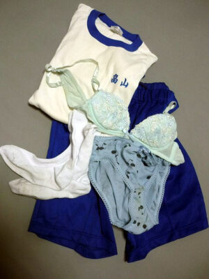 『脱ぎっぱなし』 体操服・ハーフパンツ&未洗濯の下着