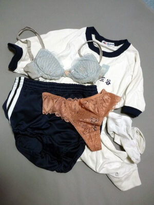 『脱ぎっぱなし』 体操服・ブルマー&未洗濯の下着