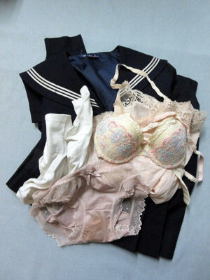 『脱ぎっぱなし』 制服セット＆未洗濯の下着