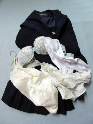 『脱ぎっぱなし』 制服セット＆未洗濯の下着