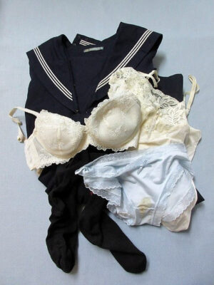 『脱ぎっぱなし』 制服セット＆未洗濯の下着