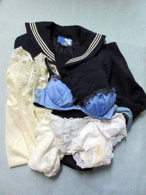 『脱ぎっぱなし』 制服セット＆未洗濯の下着