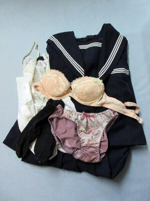 『脱ぎっぱなし』 制服セット＆未洗濯の下着