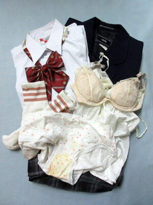 『脱ぎっぱなし』 制服セット＆未洗濯の下着