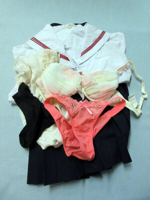 『脱ぎっぱなし』 制服セット＆未洗濯の下着