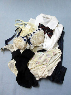 『脱ぎっぱなし』 制服セット＆未洗濯の下着