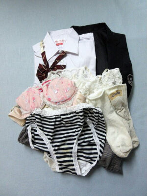 『脱ぎっぱなし』 制服セット＆未洗濯の下着
