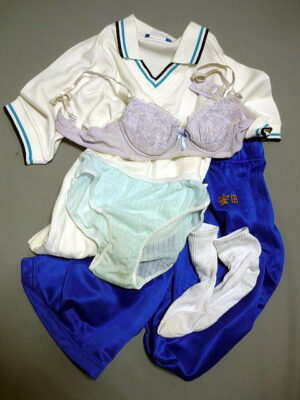 『脱ぎっぱなし』 体操服・ハーフパンツ＆未洗濯の下着