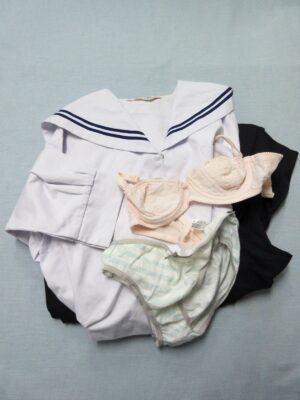 『脱ぎっぱなし』 制服&下着