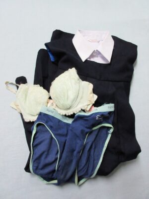 『脱ぎっぱなし』 制服&下着