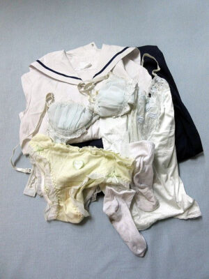 『脱ぎっぱなし』 制服セット＆未洗濯の下着