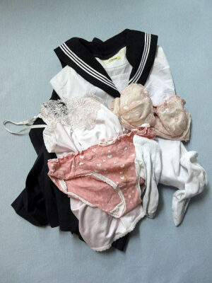 『脱ぎっぱなし』 制服セット＆未洗濯の下着