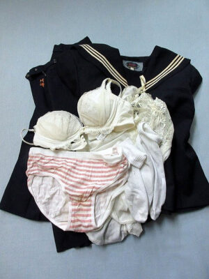 『脱ぎっぱなし』 制服セット&未洗濯の下着