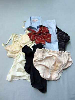 『脱ぎっぱなし』 制服セット&未洗濯の下着