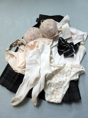 『脱ぎっぱなし』 制服セット&未洗濯の下着