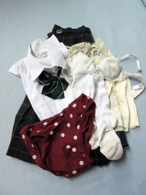 『脱ぎっぱなし』 制服セット＆未洗濯の下着